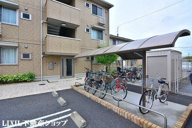 その他共有部分　敷地内に屋根付きの駐輪場があります。