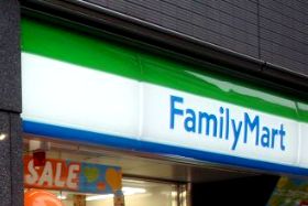 コンビニ　ファミリーマート新宿矢来町店（コンビニ）まで180m