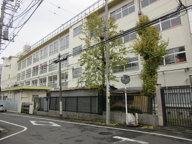 中学校　豊島区立西巣鴨中学校（中学校）まで404m