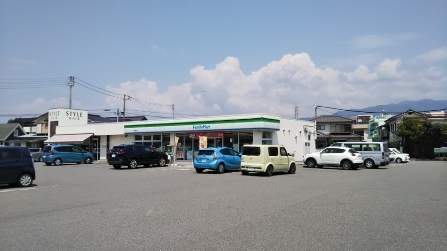 コンビニ　ファミリーマート甲府貢川店（コンビニ）まで225m