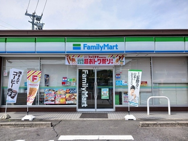 コンビニ　ファミリーマート中村岩上町店（コンビニ）まで400m