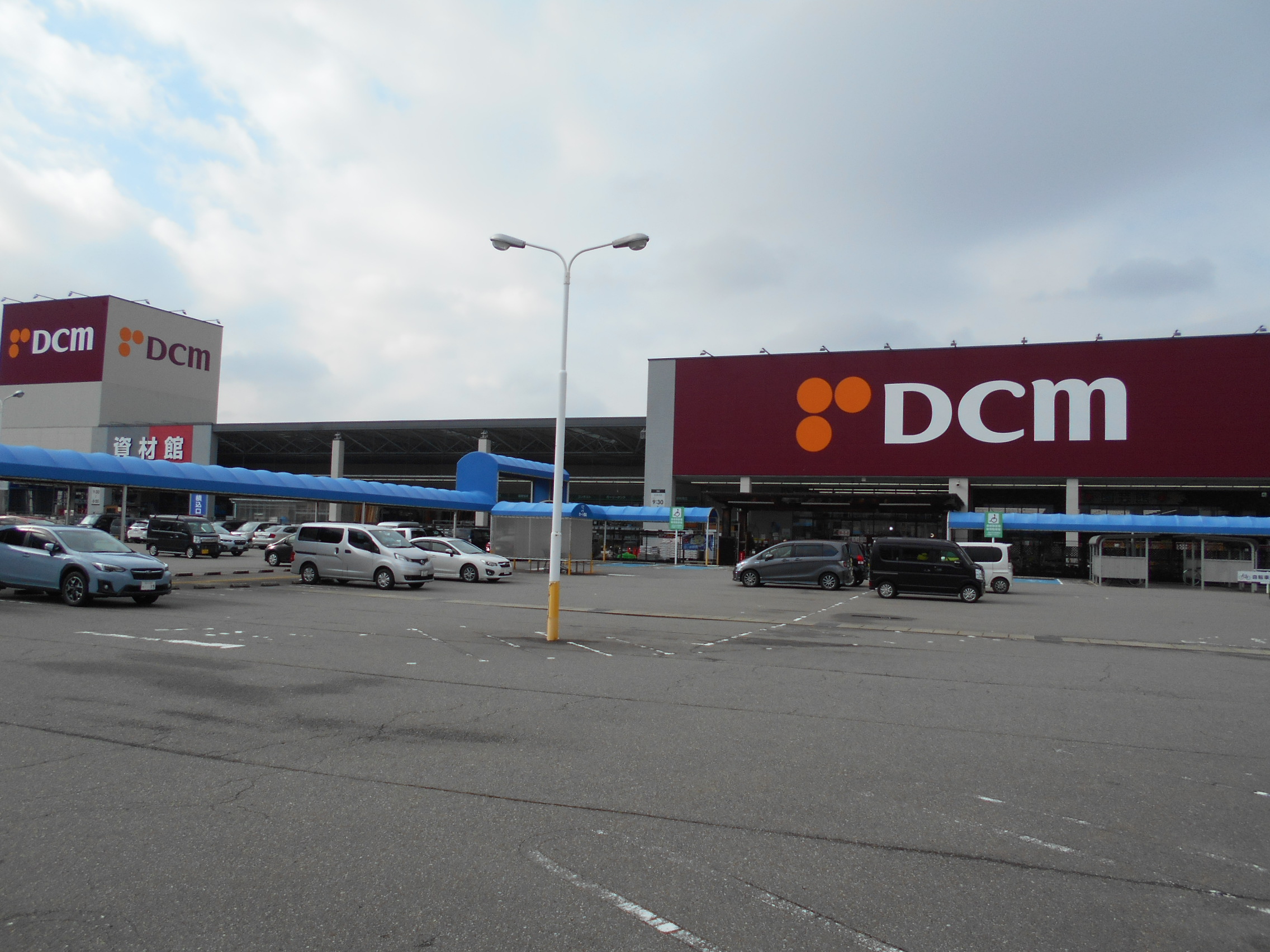 ホームセンター　DCM野々市店（ホームセンター）まで690m