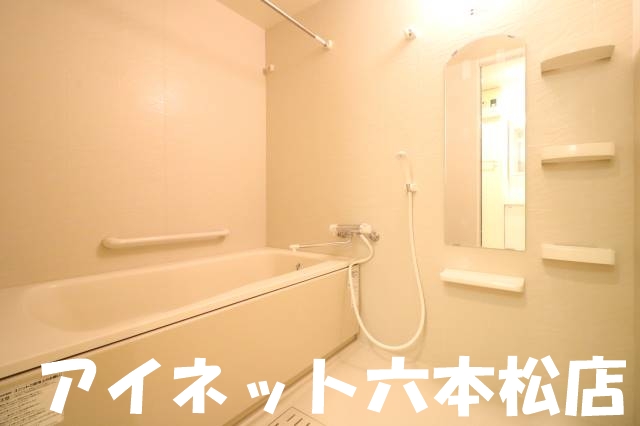 バス・シャワールーム　一日の疲れを癒しましょう。