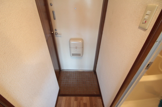 玄関　※別号室の写真です。