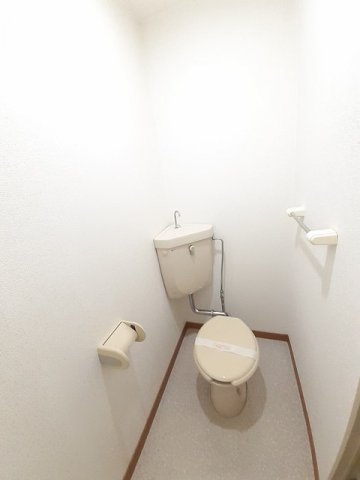トイレ　落ち着いた色調のトイレです