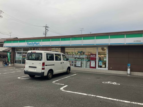 コンビニ　ファミリーマート中川野田店（コンビニ）まで659m