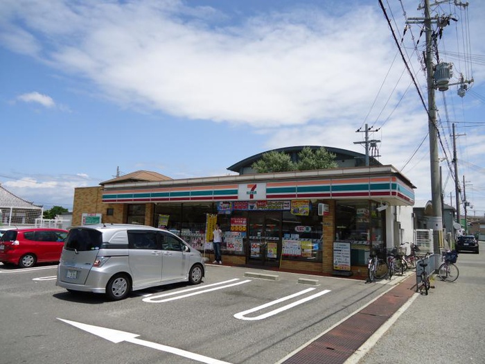 コンビニ　セブンイレブン（コンビニ）まで691m