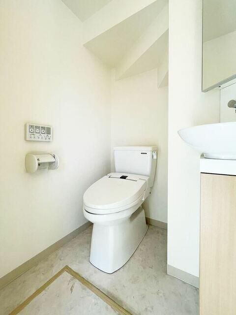京王線 百草園駅 徒歩9分 2階建 築15年のトイレ写真