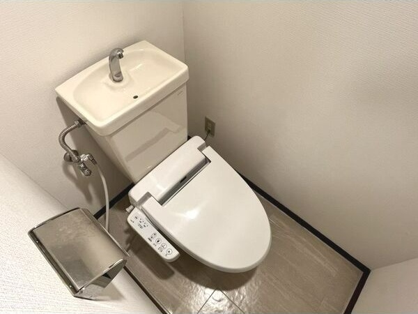 地下鉄名城線 上前津駅 徒歩5分 4階建 築33年のトイレ写真