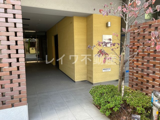 エントランス　落ち着いたエントランスです