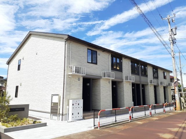 ヒカルサ高岡角ウエストの外観写真