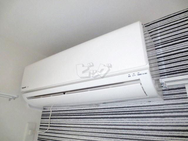 その他設備　夏もカラッと快適♪エアコン付きです！