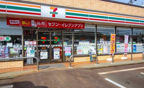 コンビニ　セブンイレブン見附新町３丁目店（コンビニ）まで925m