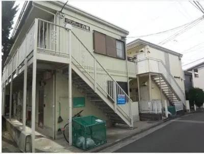 建物外観　軽量鉄骨造の2階建　敷地内にゴミ置き場があります