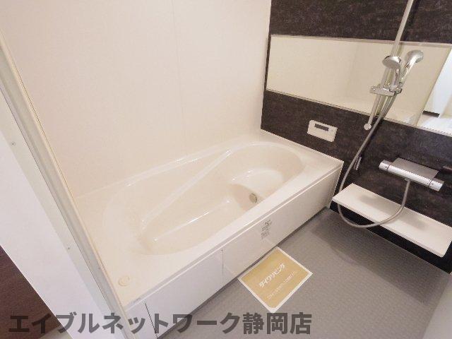 バス・シャワールーム　ゆったり過ごせるお風呂です