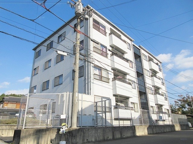 甲賀市水口町東名坂のマンションの建物外観