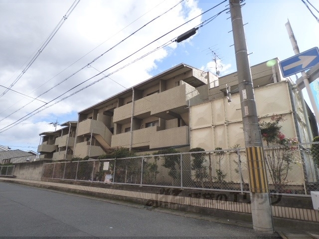 京都市西京区桂千代原町のマンションの建物外観