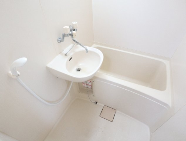 バス・シャワールーム　コンパクトで使いやすいお風呂です