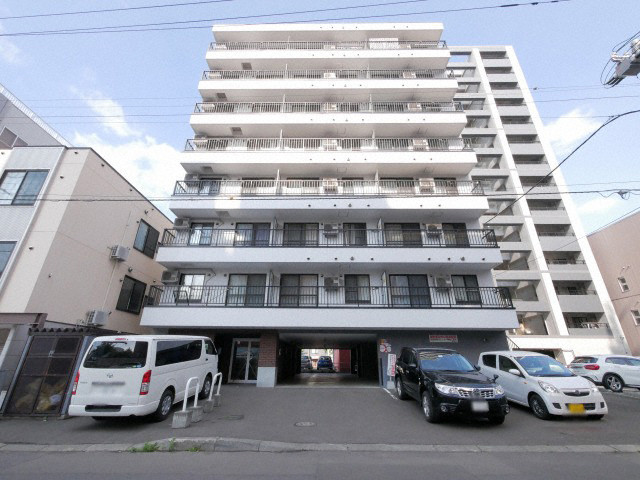 札幌市中央区南五条東のマンションの建物外観