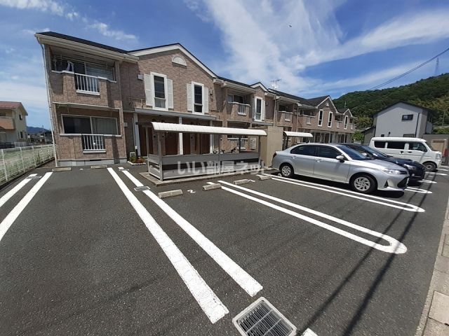 【舞鶴市字七日市のアパートの駐車場】