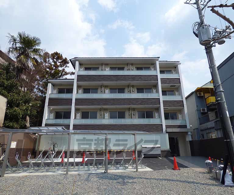 京都市左京区上高野西氷室町のマンションの建物外観