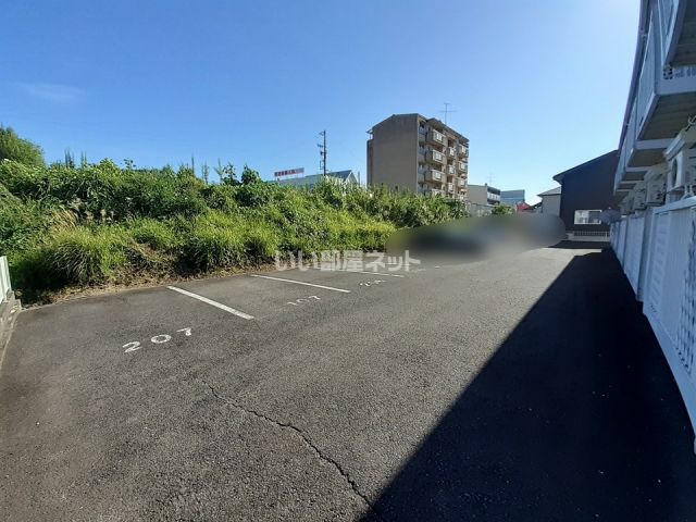 【名張市鴻之台１番町のアパートの駐車場】