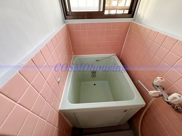 バス・シャワールーム　窓があるので明るいです。換気も充分では！