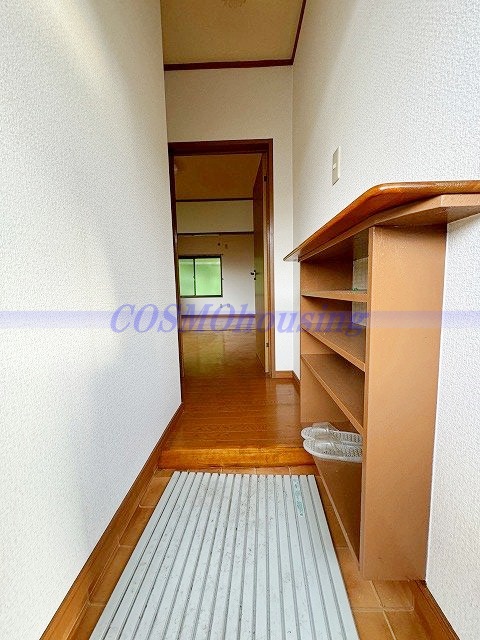 玄関　反転タイプの室内写真です。