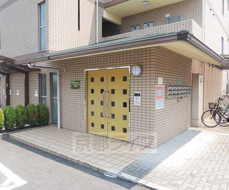 【向日市物集女町のマンションのエントランス】