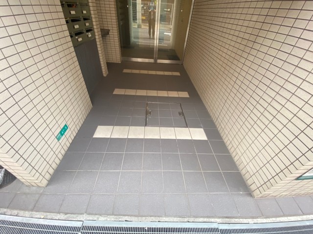 【大阪市阿倍野区阪南町のマンションのエントランス】