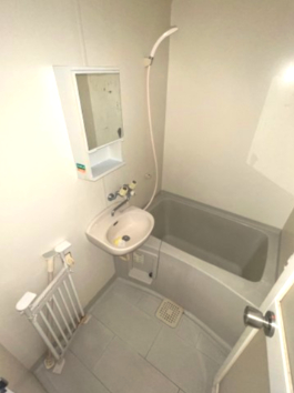 バス・シャワールーム　浴室と洗面の2点ユニットです。 お掃除がしやすいです！