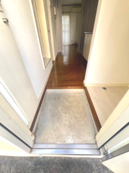 玄関　シンプルですがお手入れが楽な玄関です。