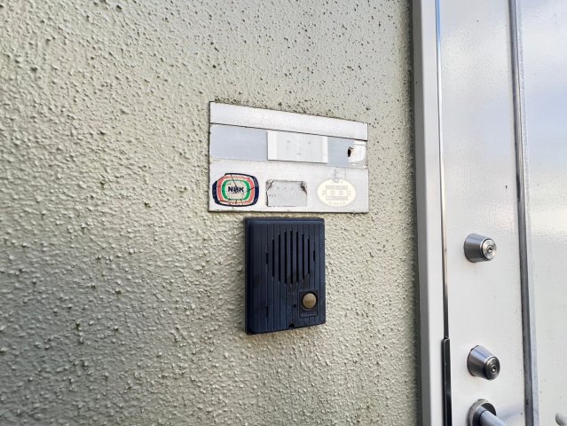 セキュリティ　玄関にインターホンが設置されております。