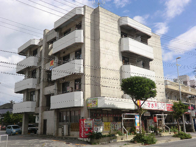 沖縄市美里のアパートの建物外観