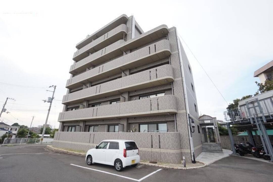 松山市畑寺のマンションの建物外観