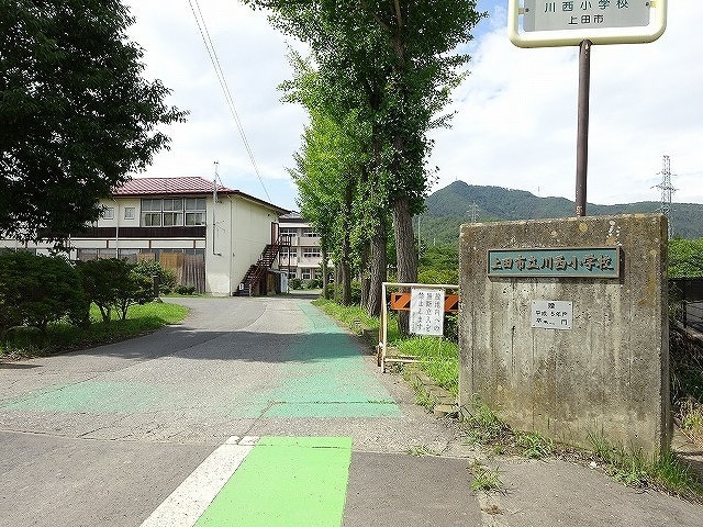 【上田市小泉のアパートの小学校】