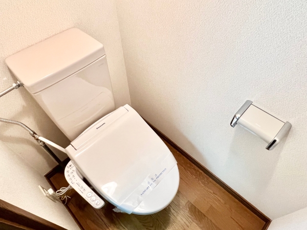 トイレ　ウォシュレット完備。暖房便座なので寒い冬でも心地よく座れます