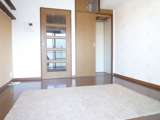 居室・リビング　日当たり良好な洋室です。