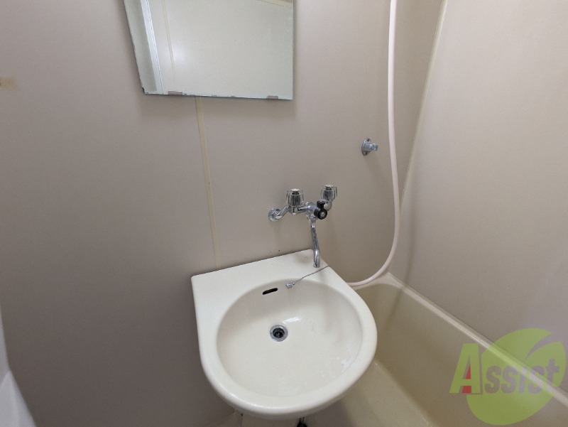 洗面設備　洗面台はバスルームと同室になっていて鏡が付いています。