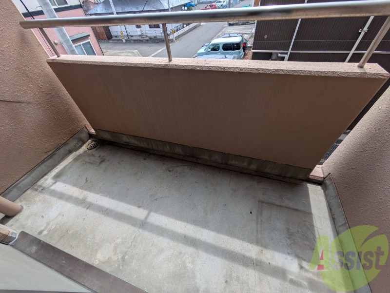 バルコニー　バルコニーは広く洗濯物を干すスペースがあります。