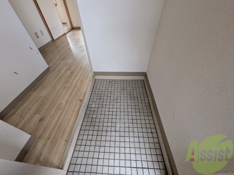 玄関　玄関は段差があるので靴が履きやすそうですね。