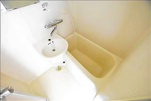 バス・シャワールーム　清潔感のあるバスルームです