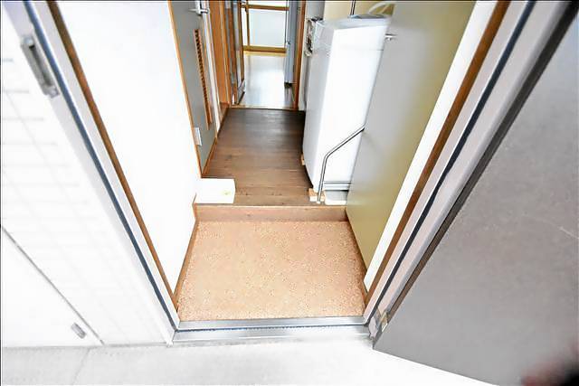 玄関　こちらのお部屋の入口です