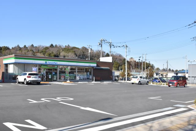 コンビニ　ファミリーマート（コンビニ）まで30m