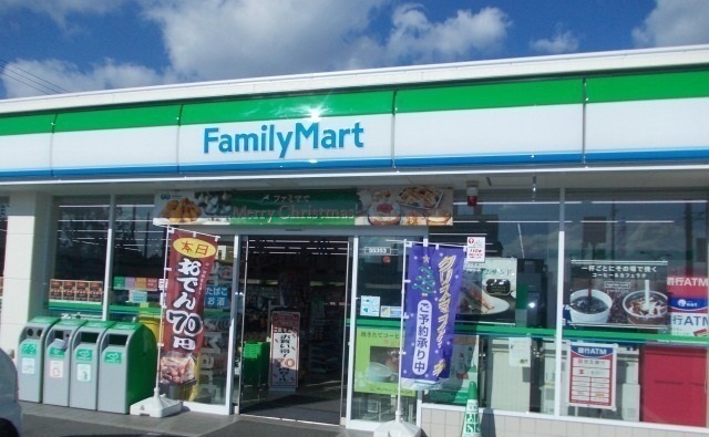 コンビニ　ファミリーマート（コンビニ）まで850m