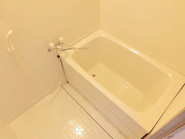 バス・シャワールーム　シンプルなバスルーム