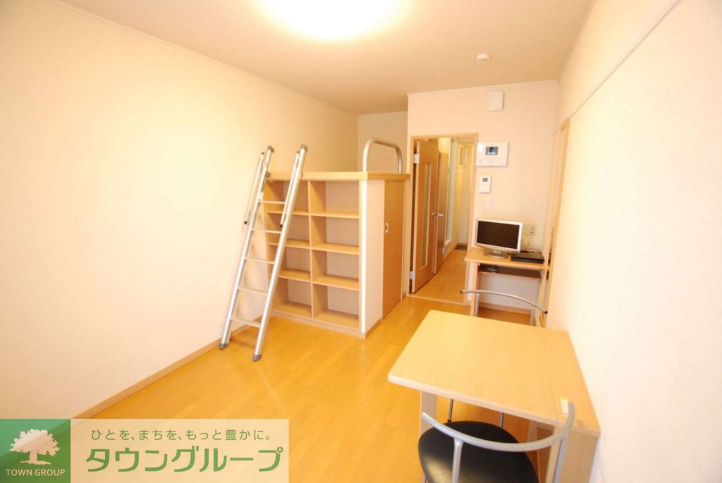 居室・リビング　1階フローリング、2階カーペット