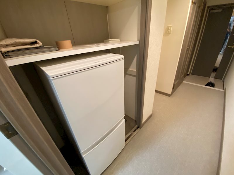 玄関　収納スペースには家庭用サイズの冷蔵庫も入ります！