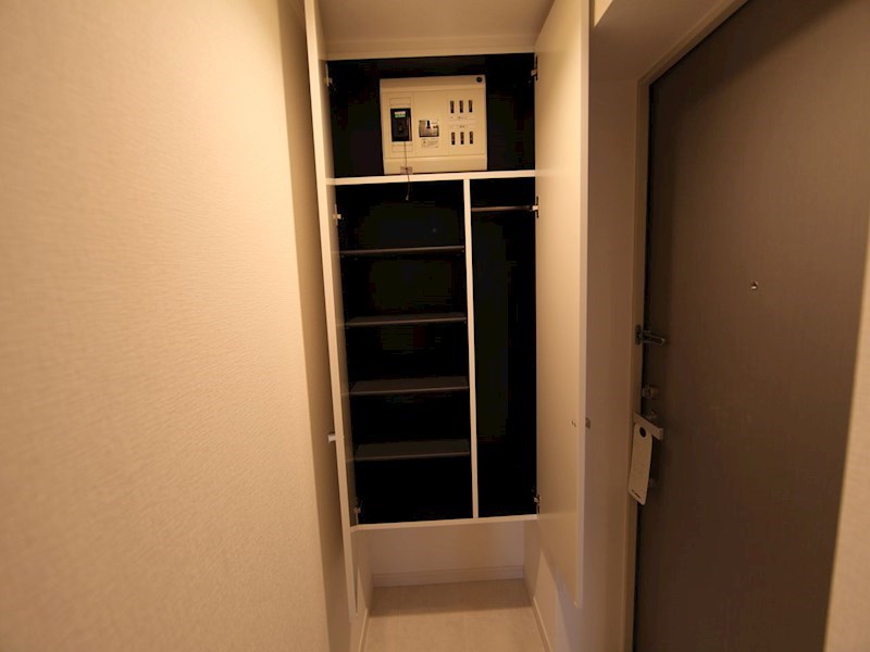 玄関　玄関　シューズボックス付（収納充実してます）