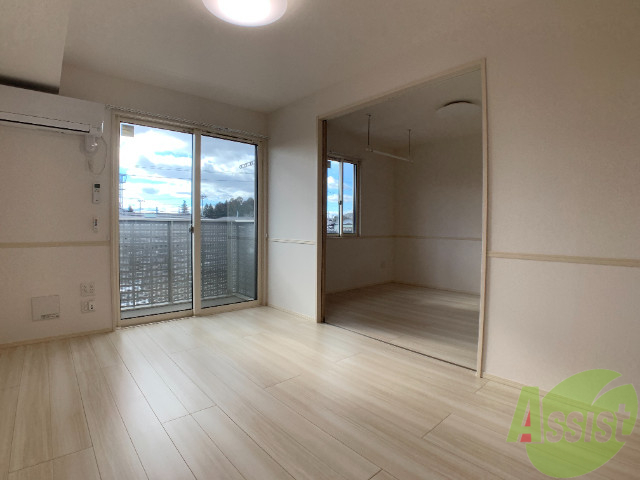 居室・リビング　リビングは陽当たり良く広々した空間ですよ～